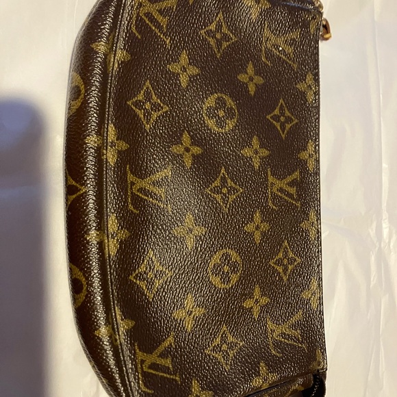 Louis Vuitton pouch - Picture 1 of 11